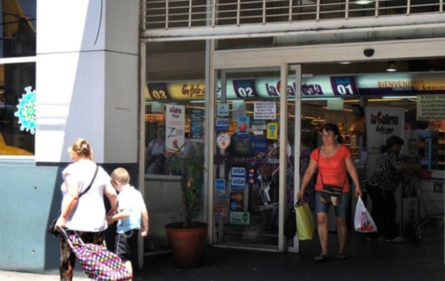 El local del supermercado ubicado en Dorrego y San Luis. Foto: Google Street View