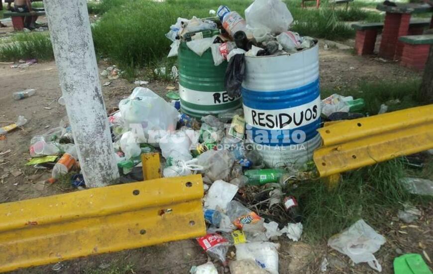 Un poco de todo. Moscas, roedores y malezas altas es lo que muestra el paisaje. Fotos: Jorge Alberto Cuello