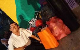 Francisco "Panchito" Martínez fue el encargado de recibir las donaciones que la gente que dejando en el Anfiteatro el domingo.