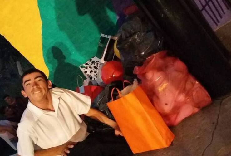 Francisco "Panchito" Martínez fue el encargado de recibir las donaciones que la gente que dejando en el Anfiteatro el domingo.