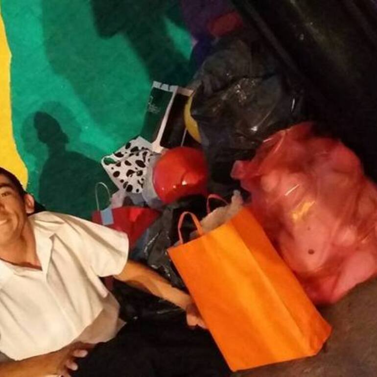Francisco "Panchito" Martínez fue el encargado de recibir las donaciones que la gente que dejando en el Anfiteatro el domingo.