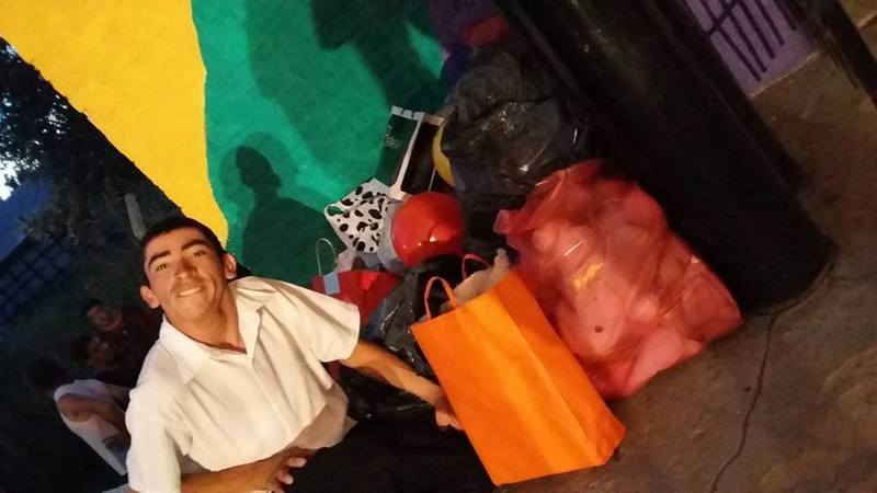 Francisco "Panchito" Martínez fue el encargado de recibir las donaciones que la gente que dejando en el Anfiteatro el domingo.
