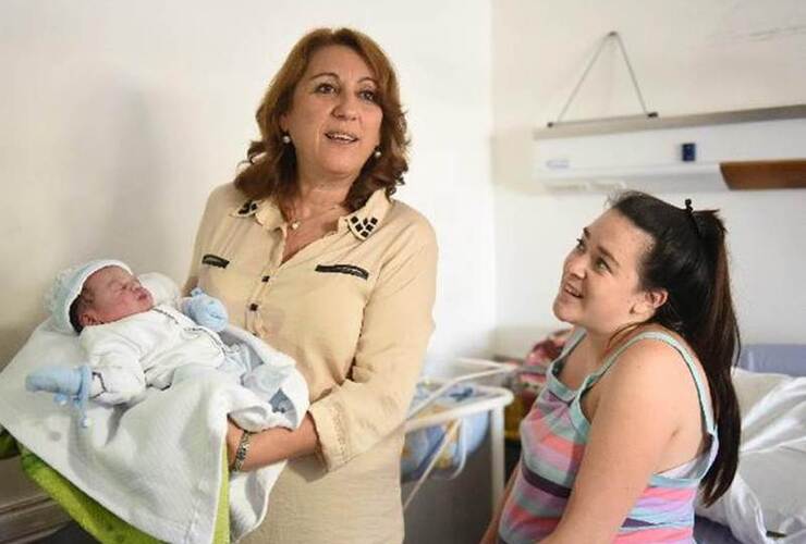 La intendenta Mónica Fein muestra a Dominic, el primer bebé del año en Rosario, mientras mamá Carolina observa la escena. Foto: C. Mutti Lovera