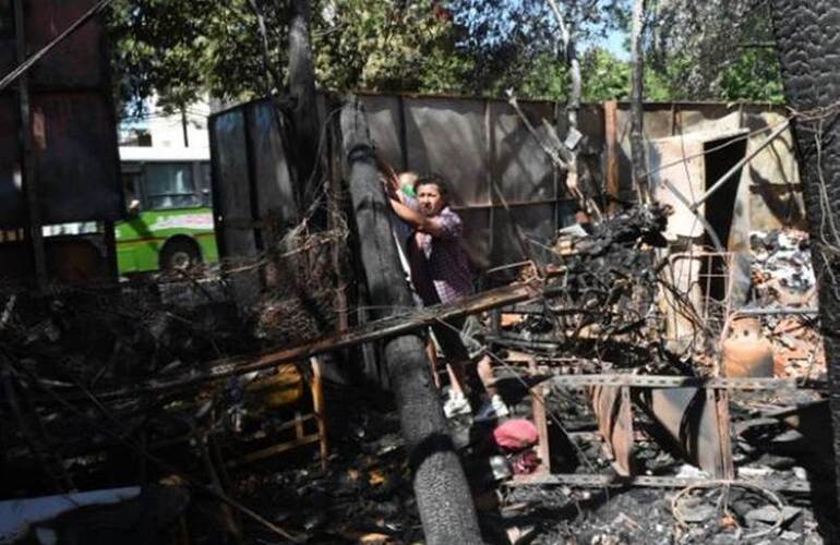 Imagen de Una persona resultó herida y catorce lograron escapar de un incendio en una chatarrería