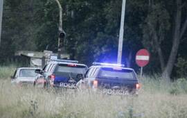 Móviles de la Policía Bonaerense participaron de los rastrillajes en la zona de parque Pereyra Iraola. Foto: NA