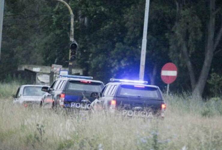 Móviles de la Policía Bonaerense participaron de los rastrillajes en la zona de parque Pereyra Iraola. Foto: NA