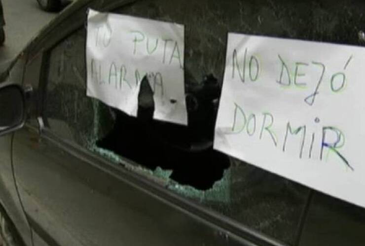 Imagen de Rompió un auto porque no paraba de sonar la alarma: "La próxima te lo quemo"