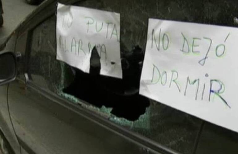 Imagen de Rompió un auto porque no paraba de sonar la alarma: "La próxima te lo quemo"