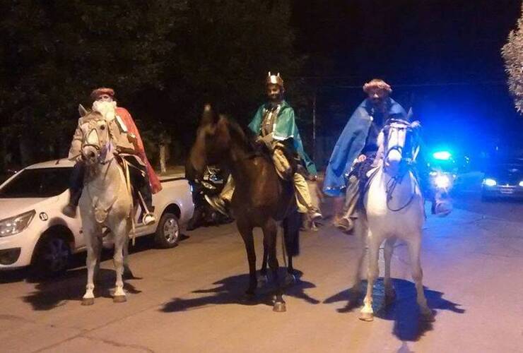 Imagen de Los Reyes Magos junto a los chicos de Fighiera
