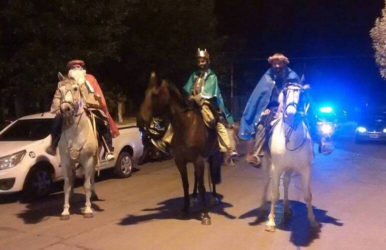 Imagen de Los Reyes Magos junto a los chicos de Fighiera