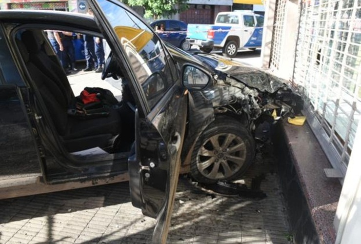 El impacto contra el negocio. El vehículo quedó seriamente dañado. Foto La Capital /Celina M. Lovera