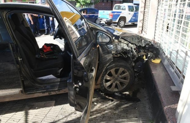 El impacto contra el negocio. El vehículo quedó seriamente dañado. Foto La Capital /Celina M. Lovera