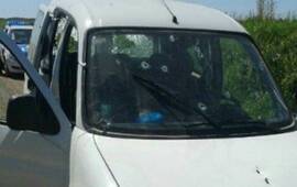 Uno de los veh&iacute;culos que usaron y abandonaron los pr&oacute;fugos tras un tiroteo. Foto: Twitter/@cadena3