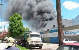 Al menos cinco dotaciones trabajan para controlar las llamas. Foto Twitter Lucas Palmieri
