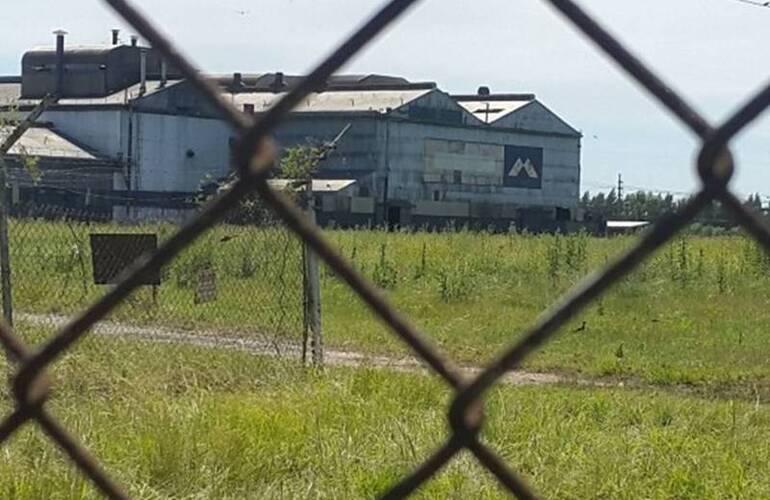 Paraná Metal, fundada en 1957, mantiene la fisonomía de las fábricas de antaño, con una superficie cubierta de 45 mil metros cuadrados; lo que llamó la atención de los empresarios. Foto: Diario El Sur