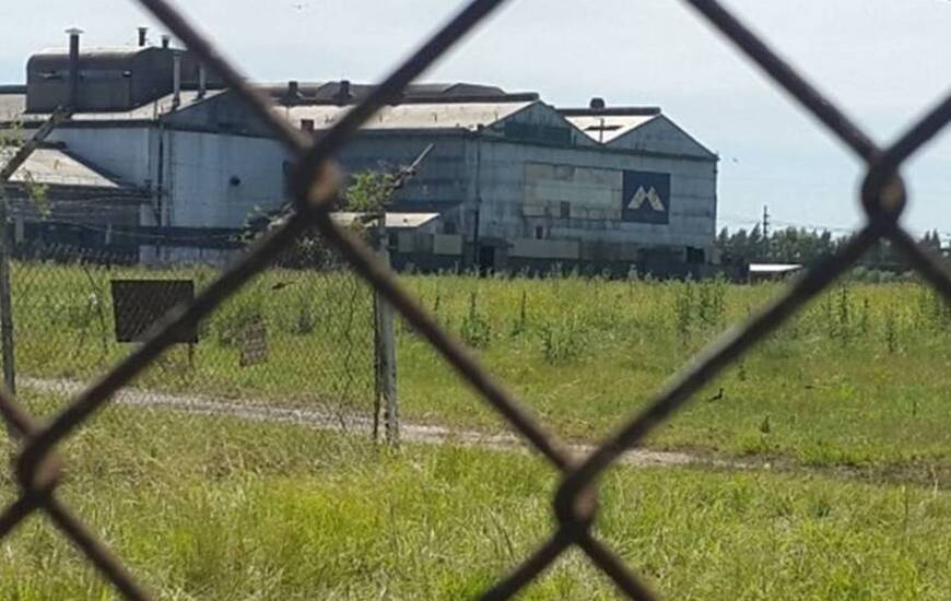 Paran&aacute; Metal, fundada en 1957, mantiene la fisonom&iacute;a de las f&aacute;bricas de anta&ntilde;o, con una superficie cubierta de 45 mil metros cuadrados; lo que llam&oacute; la atenci&oacute;n de los empresarios. Foto: Diario El Sur