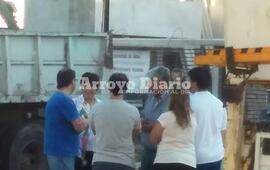 El intendente Nizar Esper junto a la Secretaria de Gobierno Susana Nieri y vecinos de la cuadra.