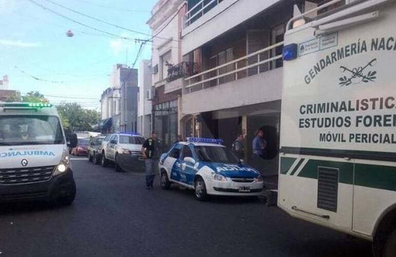 San Jerónimo y Suipacha, en pleno centro de Santa Fe, la policía y Gendarmería trabaja en el lugar. Foto: Diario Uno Santa Fe San Jerónimo y Suipacha, en pleno centro de Santa Fe, la policía y Gendarmería trabaja en el lugar. Foto: Diario Uno Santa Fe