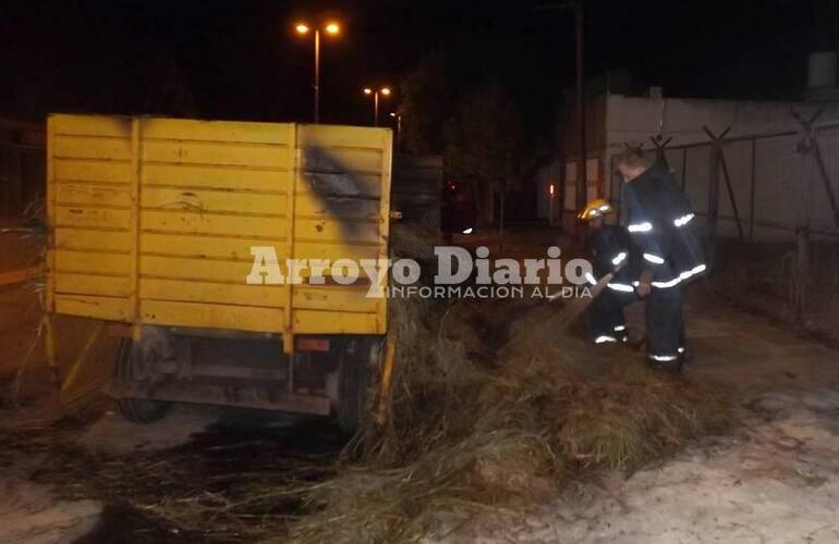 Leonel Giordano y Mauricio Polinesi fueron los bomberos que prestaron colaboración en esta salida.