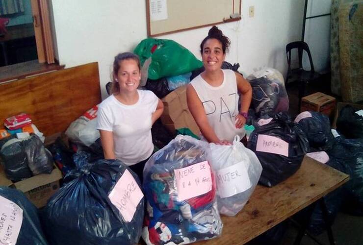 Voluntarias se sumaron para colaborar y ordenar las donaciones.