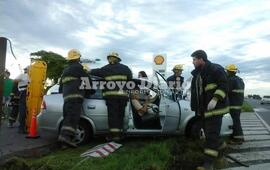 Bomberos Volutantarios de Arroyo Seco colabor&oacute; tras el siniestro.