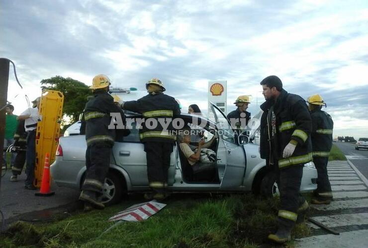 Bomberos Volutantarios de Arroyo Seco colaboró tras el siniestro.