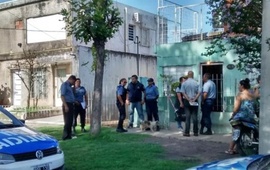 Efectivos de la polic&iacute;a en el frente de la vivienda donde ocurri&oacute; la tragedia. Foto Twitter @belenbertero