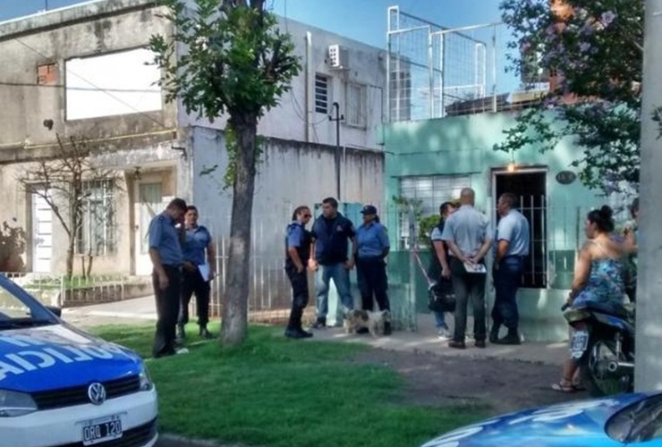 Efectivos de la policía en el frente de la vivienda donde ocurrió la tragedia. Foto Twitter @belenbertero