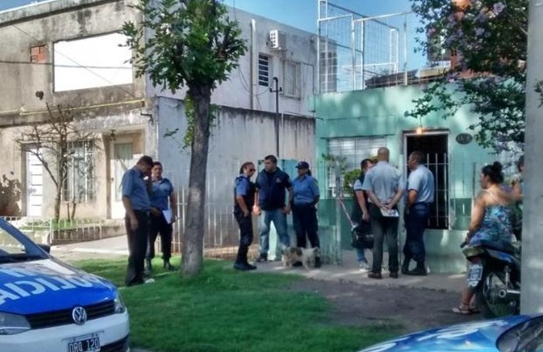 Efectivos de la policía en el frente de la vivienda donde ocurrió la tragedia. Foto Twitter @belenbertero