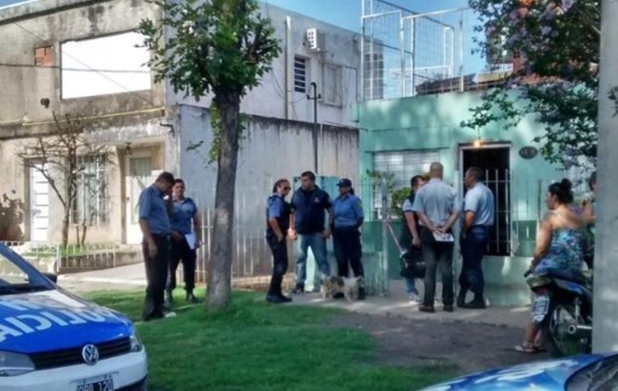 Efectivos de la polic&iacute;a en el frente de la vivienda donde ocurri&oacute; la tragedia. Foto Twitter @belenbertero