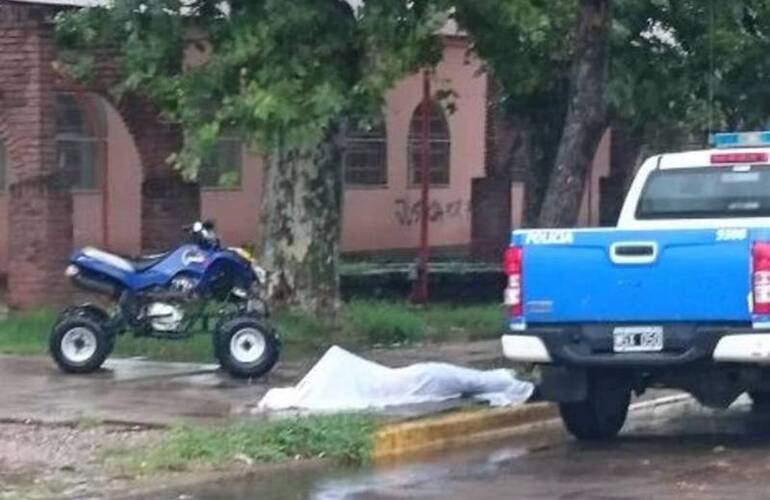 El chico de 15 años circulaba por en medio de la tormenta. Foto: SL24.com.ar