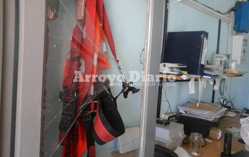 Los ladrones ingresaron tras violentar una ventana.