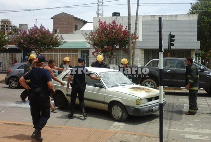 Bomberos y Policía se hicieron presentes en el lugar.