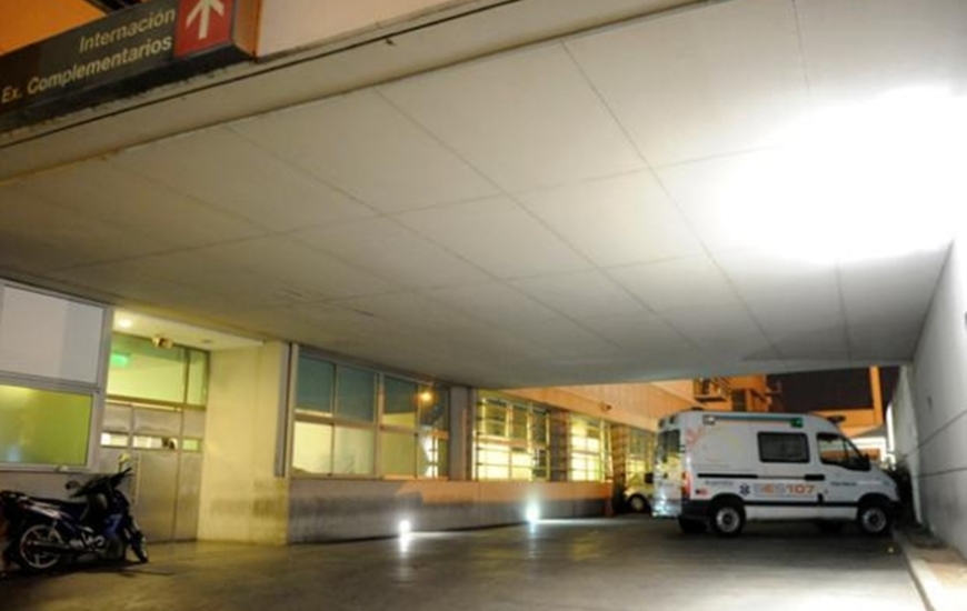 El joven herido ingres&oacute; de madrugada al Heca.