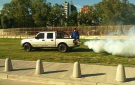 El equipo de vectores de la Municipalidad trabaja en el control de plagas.