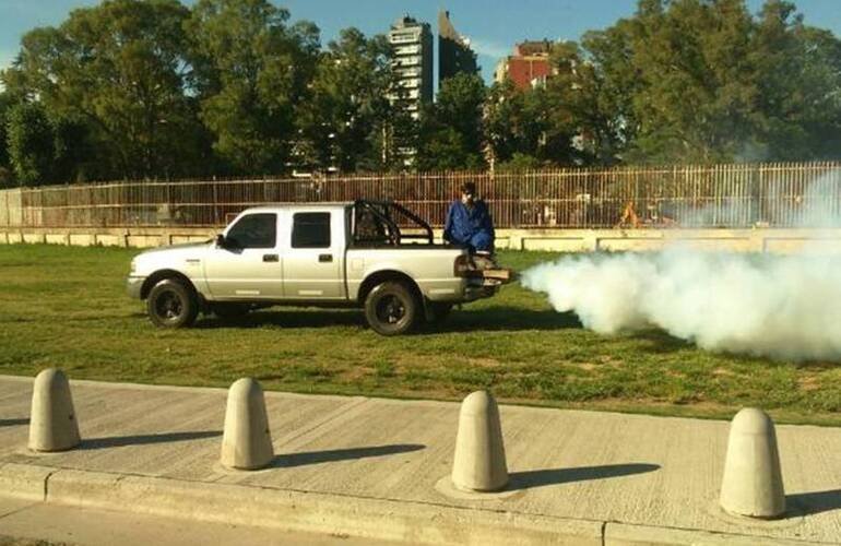 El equipo de vectores de la Municipalidad trabaja en el control de plagas.