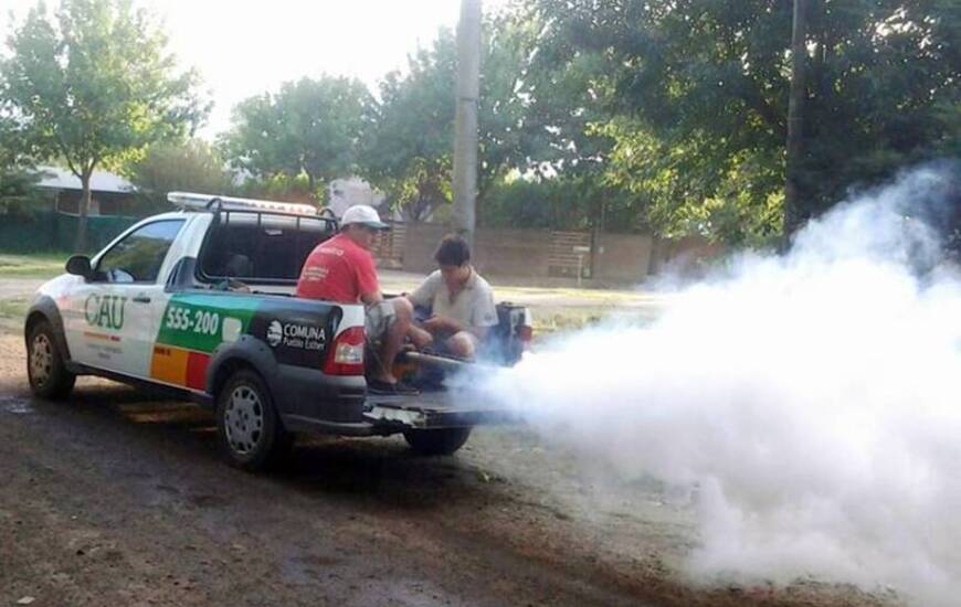 Imagen de Pueblo Esther est&aacute; realizando tareas de fumigaci&oacute;n contra los mosquitos