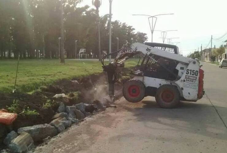 Avanzan los trabajos sobre la calle principal del pueblo. Foto: Notilagos.