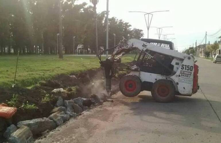 Avanzan los trabajos sobre la calle principal del pueblo. Foto: Notilagos.