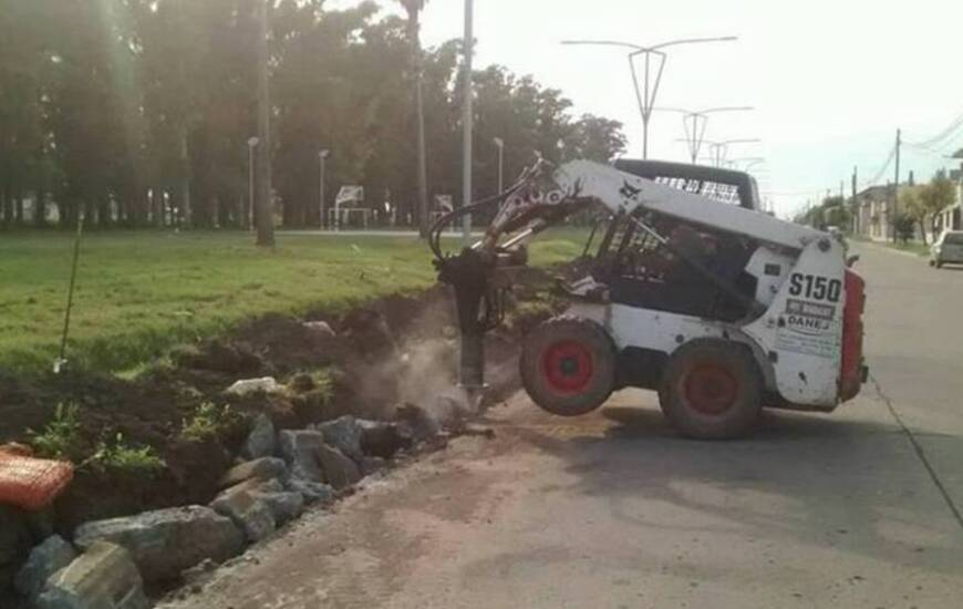 Avanzan los trabajos sobre la calle principal del pueblo. Foto: Notilagos.