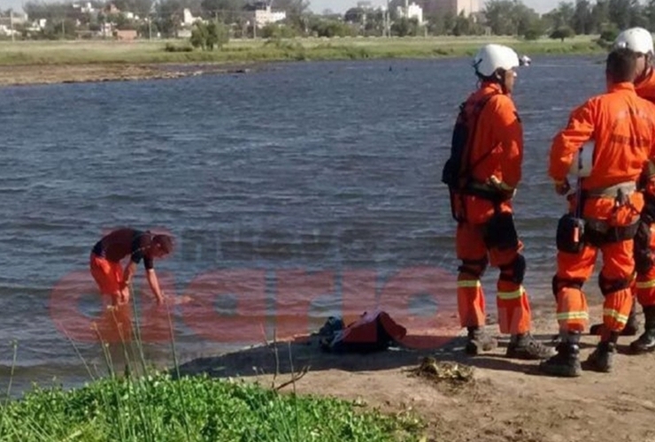 Imagen de Un hombre murió y su hermano permanece desaparecido tras caer al río Dulce