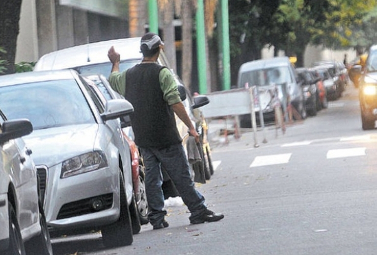 Imagen de Los cuidacoches piden formalizar su trabajo y no prohibirlo