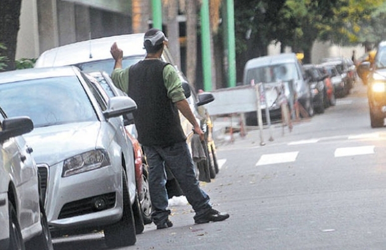 Imagen de Los cuidacoches piden formalizar su trabajo y no prohibirlo