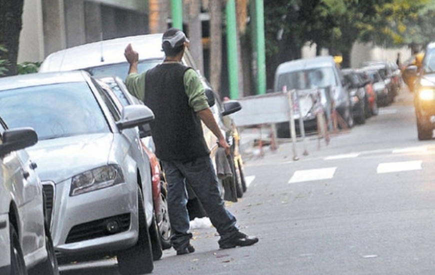Imagen de Los cuidacoches piden formalizar su trabajo y no prohibirlo