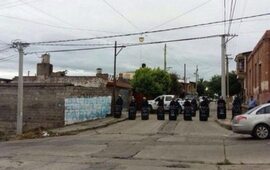 Fuerte operativo en el allanamiento a la casa de la líder social. Foto: @eltribuno