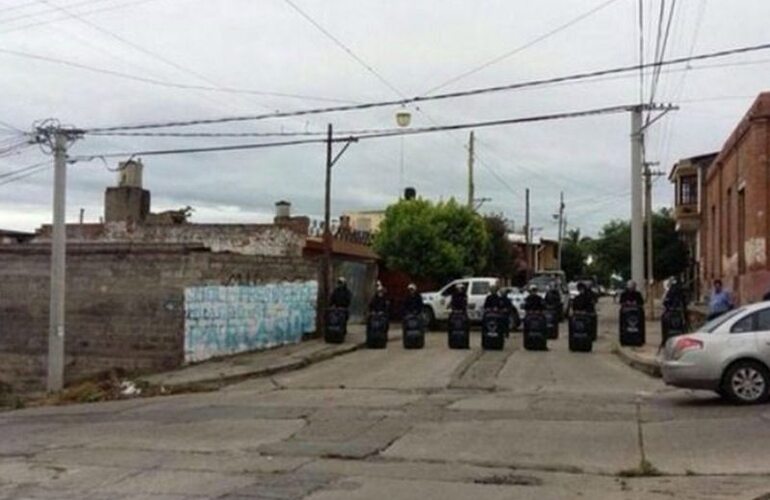 Fuerte operativo en el allanamiento a la casa de la líder social. Foto: @eltribuno