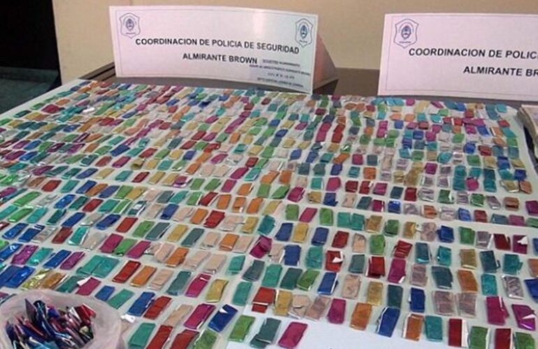 Imagen de Desbaratan banda y secuestran 3 millones de pesos y 3 mil dosis de cocaína