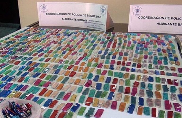 Imagen de Desbaratan banda y secuestran 3 millones de pesos y 3 mil dosis de coca&iacute;na