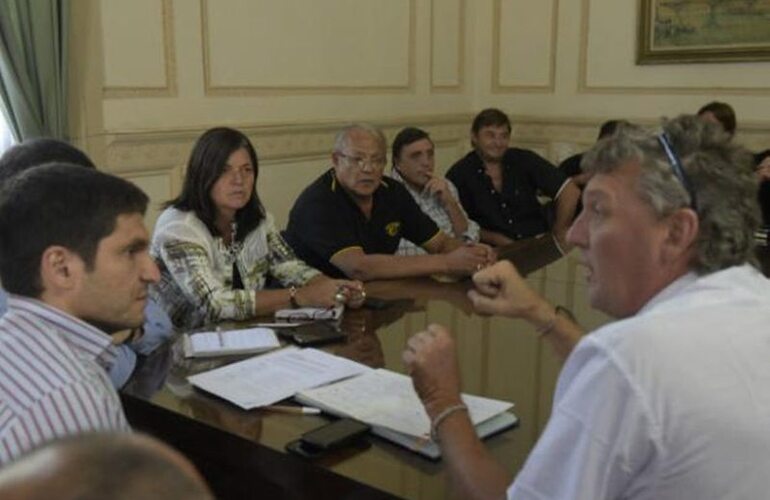 Boix (chomba negra), junto a las autoridades municipales y provinciales. Foto: S. Suárez Meccia