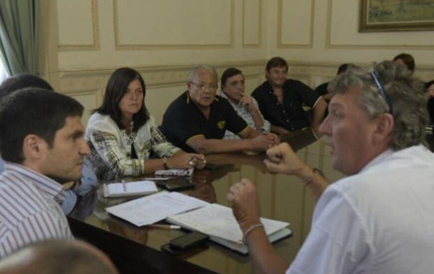 Boix (chomba negra), junto a las autoridades municipales y provinciales. Foto: S. Su&aacute;rez Meccia